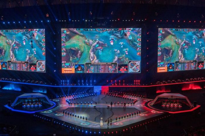 Layar-layar raksasa mempertontonkan laga League of Legends di World Championships Final League of Legends di Birds Nest Stadium, Beijing, 4 November 2017.