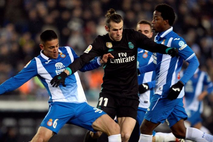 Winger Real Madrid, Gareth Bale (tengah), berduel dengan penyerang Espanyol, Oscar Duarte (kiri), dalam laga Liga Spanyol di Stadion RCDE, Barcelona, pada 27 Februari 2018.