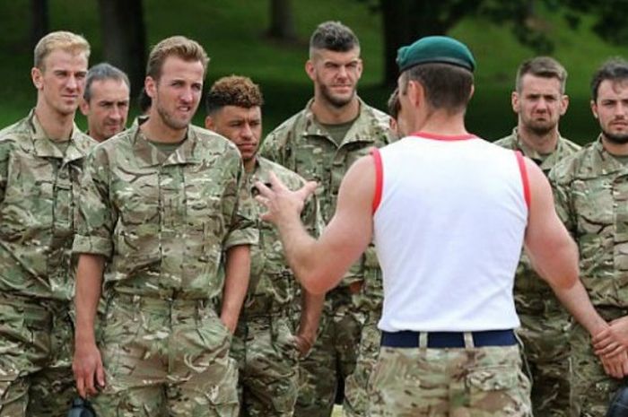Para pemain timnas Inggris sedang menjalani latihan militer di kamp Royal Marines