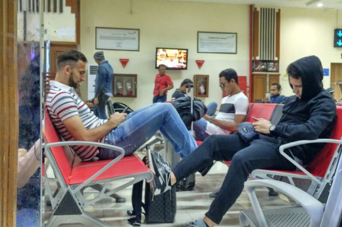 Pemain timnas Indonesia, Ilija Spasojevic dan Egy Maulana Vikri sedang berada di bandara Aceh