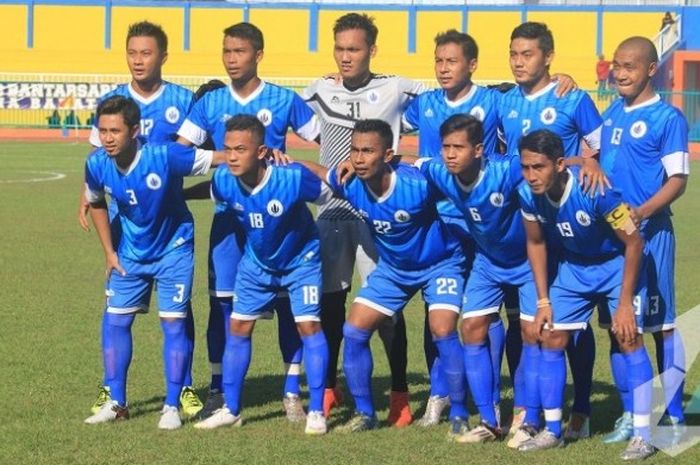 PSCS yang dipimpin Jimmy Suparno (jongkok paling kanan) sebelum laga kontra PSGC Ciamis di Stadion Wijayakusuma, Cilacap, Sabtu (4/9/2016).