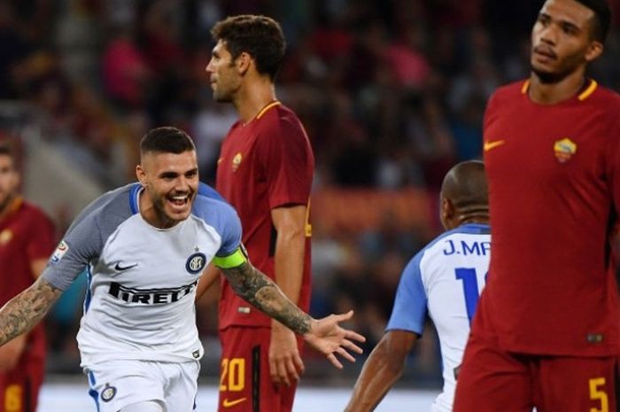 Dua pemain Inter Milan, Mauro Icardi dan Joao Mario, merayakan gol ke gawang AS Roma dalam laga yang mempertemukan kedua tim, Minggu (27/8/2017) dini hari WIB.