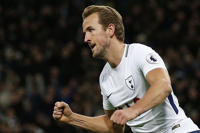 Striker Tottenham Hotspur, Harry Kane, merayakan gol yang dia cetak ke gawang West Bromwich Albion dalam laga Liga Inggris di Stadion Wembley, London, pada 25 November 2017.