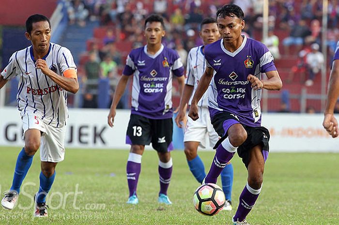 Aksi pemain Persik Kediri, Iman Budi (tengah), saat menggiring bola dibayangi pemain Persida Sidoarjo, Fachruddin, dalam laga lanjutan Liga 2 di Stadion Brawijaya Kediri, Jawa Timur, Selasa (25/07/2017) sore.