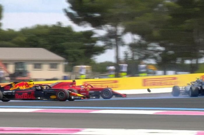 Pebalap Mercedes, Valtteri Bottas (kanan), mengalami spin setelah ditabrak oleh Sebastian Vettel (tengah) pada balapan seri ketujuh F1 GP Prancis di Sirkuit Paul Ricard, Le Castellet, Prancis, Minggu (24/6/2018). 