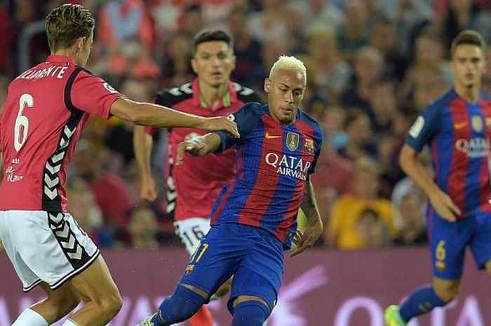Penyerang Barcelona, Neymar, mengontrol bola di tengah kawalan gelandang Alaves, Marcos Llorente (kiri), dalam partai La Liga di Camp Nou, Barcelona, 10 September 2016.
