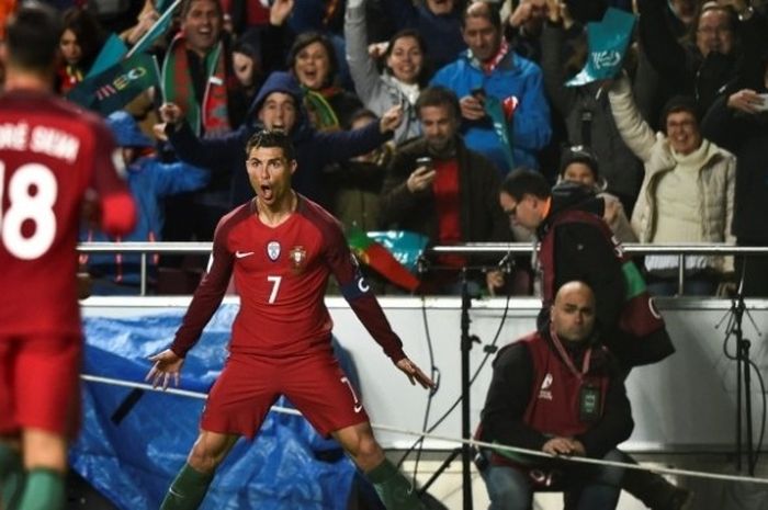 Kapten Portugal, Cristiano Ronaldo, merayakan golnya ke gawang Hungaria dalam laga Kualifikasi Piala Dunia 2018 di Estadio da Luz, Lisabon, 25 Maret 2017.