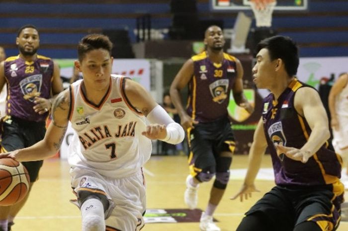 Pebasket Pelita Jaya, Daniel Wenas, sedang mendribel bola saat menghadapi Satya Wacana Salatiga pada lanjutan IBL 2017-2018 di DBL Arena, Surabaya, Jumat (19/1/2018).