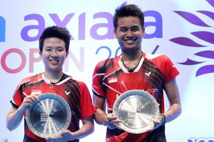 Pasangan ganda campuran Indonesia, Tontowi Ahmad/Liliyana Natsir, memegang trofi juara Malaysia Terbuka setelah menang dari Chan Peng Soon/Goh Liu Ying (Malaysia) 23-21, 13-21, 21-16 pada partai puncak yang digelar di Malawati Stadium, Minggu (10/4/2016). 