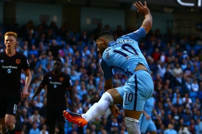 Aksi striker Manchester City, Sergio Aguero, saat mencetak gol kedua ke gawang Hull City di partai lanjutan Liga Inggris di Etihad Stadium, Sabtu (8/4/2017) waktu setempat.
