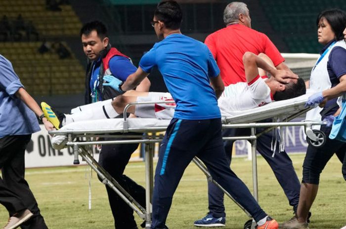 Pemain timnas U-19 Tajikistan, Fuzaylov Ziyovuddin saat dibawa ke mobil ambulans setelah mendapat tekel horor bek timnas U-19 Malaysia pada laga kedua Grup D Piala Asia U-19 2018 di Stadion Patriot, Kota Bekasi, 23 Oktober 2018. 