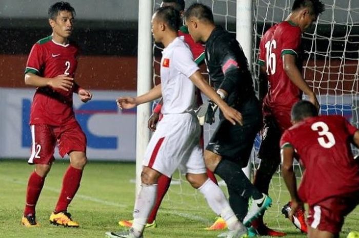 Bek kanan timnas Indonesia, Beny Wahyudi (2) saat skuat Garuda ditahan Vietnam di Stadion Maguwo, Sleman, Minggu (9/10/2016). 