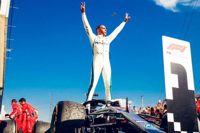 Pebalap Mercedes, Lewis Hamilton, merayakan kemenangannya pada balapan F1 GP Hungaria di Hungaroring pada Minggu (29/7/2018).