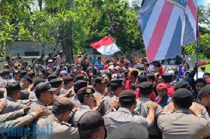 Aksi dorong-mendorong antara suporter dan pihak keamanan saat Kongres PSSI yang berlangsung di Nusa  Dua, Bali, Minggu (20/1/2019).