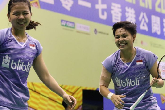 Ekspresi bahagia Greysia Polii (kiri) dan Apriyani Rahayu saat menang atas ganda putri Korea Selatan, Chang Ye-na/Jung Kyung-eun, di babak kedua Hong Kong Open 2017 pada Kamis (23/11/2017) dan memastikan tiket perempat final.