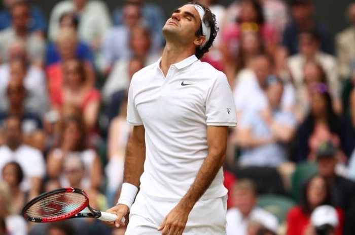 Reaksi petenis Swiss, Roger Federer, setelah kehilangan poin dari lawannya, Milos Raonic (Kanada), pada laga babak semifinal Wimbledon yang berlangsung di Centre Court, The All England Lawn Tennis Club, Wimbledon, London, Inggris, Jumat (8/7/2016). 
