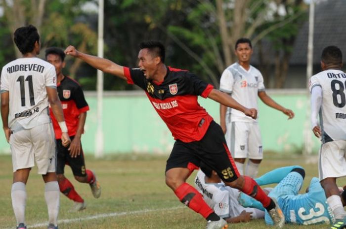 Selebrasi bek Mojokerto Putra, Djayusman Triasdi seusai mencetak gol ke gawang Madura United pada laga 16 Besar Liga 2 musim 2016 di lapangan Kodikal Bumimoro, Surabaya, Sabtu (23/9/2017) sore.