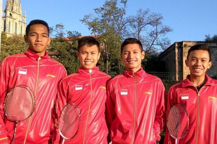 Empat tunggal putra Indonesia yang turun pada kejuaraan dunia junior 2016m Chico Aura Dwi Wardoyo, Ramadhani Muhammad Zulkifli, Gatjra Piliang Fiqillahi Cupu, dan Ade Resky Dwicahyo, berpose seusai latihan di Bilbao, Spanyol, Selasa (1/11/2016).