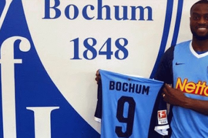 Striker Nando Rafael saat memperkenalkan kostum Bochum, klub kasta kedua Liga Jerman atau Bundesliga II musim 2015-2016.
