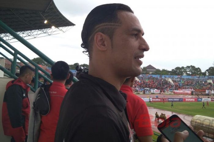 Addison Alves menyaksikan laga Semifinal Piala Presiden 2018 antara Persija vs PSMS Medan, Senin (12/2/2018)