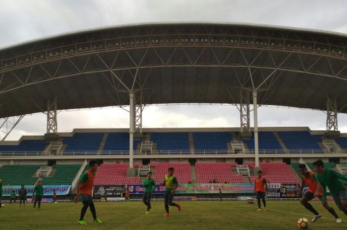 Timnas U-19 Indonesia berlatih di stadion Jember sport Garden, Jumat (20/10/2017) sore.