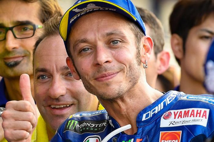       Pebalap Yamaha, Valentino Rossi, tersenyum setelah meraih posisi kedua saat kualifikasi.