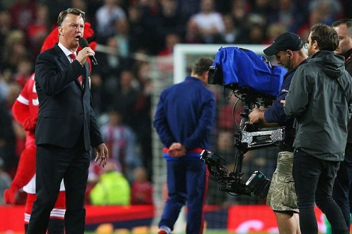 Manajer Manchester United, Louis van Gaal (kiri), berpidato di hadapan publik Stadion Old Trafford usai pertandingan pamungkas Premier League 2015-2016 menghadapi Bournemouth pada Selasa (17/5/2016).