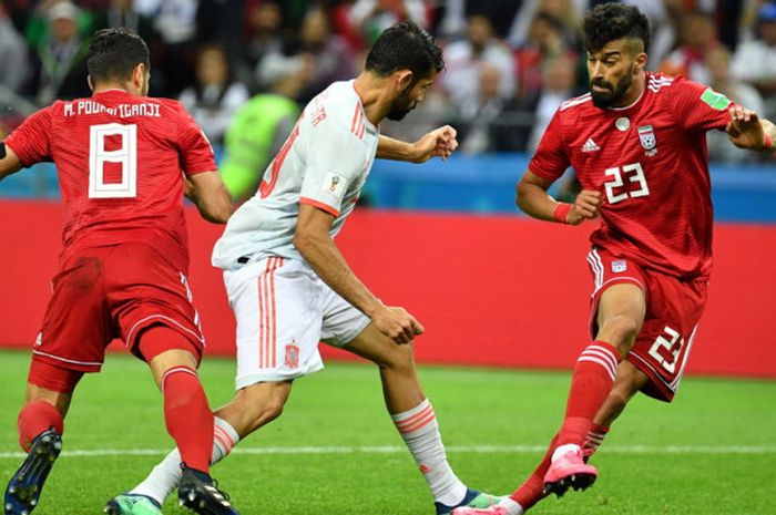 Aksi striker timnas Spanyol, Diego Costa (tengah), saat mencetak gol dalam laga Grup B Piala Dunia 2018 di Stadion Kazan Arena, Kazan, Rusia, pada Rabu (20/6/2018).