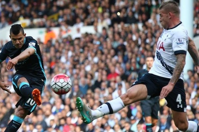 Striker Manchester City, Sergio Aguero, melepas tembakan di bawah penjagaan bek Tottenham, Toby Alderweireld, 26 September 2015.