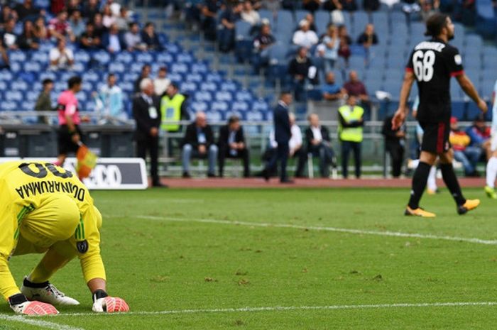 Gianluigi Donnarumma meratapi gol ke gawangnya saat AC Milan kalah telak dari Lazio pada pertandingan pertandingan Serie A, kasta pertama Liga Italia, di Stadion Olimpico, Minggu (10/9/2017).