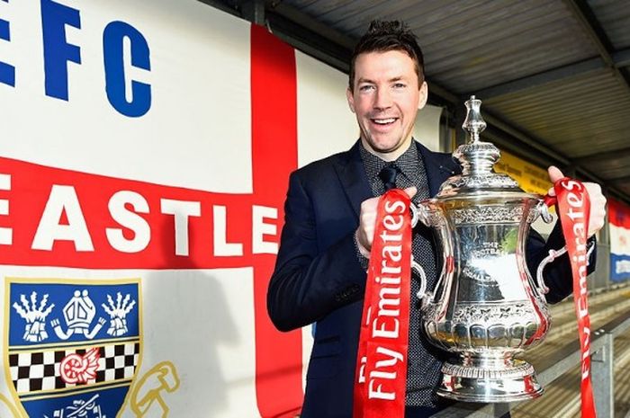 Manajer tim sepak bola Eastleigh FC tengah memegang trofi FA Cup 