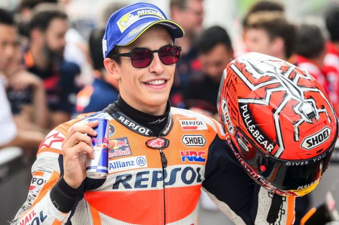 Pebalap Repsol Honda dari Spanyol, Marc Marquez, melakukan selebrasi setelah meraih pole position pada GP Austria di Red Bull Racing, Spielberg, Sabtu (12/8/2017).