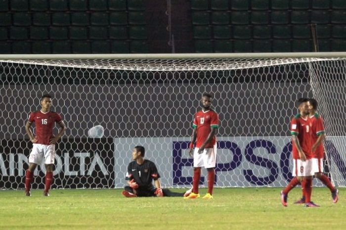 Para pemain timnas Indonesia bereaksi seusai Filipina mencetak gol ke gawang Kurnia Meiga pada laga lanjutan Piala AFF 2016 di Philippine Sports Stadium, Bocaue, Selasa (22/11/2016).
