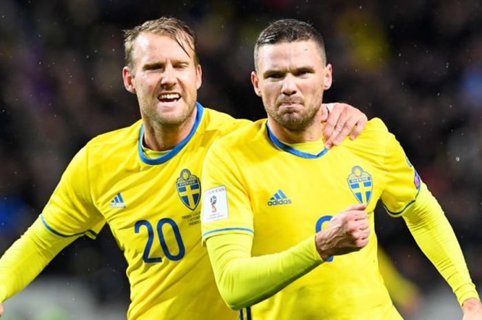 Striker Swedia, Marcus Berg (kanan), merayakan gol yang dia cetak ke gawang Luksemburg dalam laga Kualifikasi Piala Dunia 2018 Zona Eropa di Solna, Swedia, pada 7 Oktober 2017.