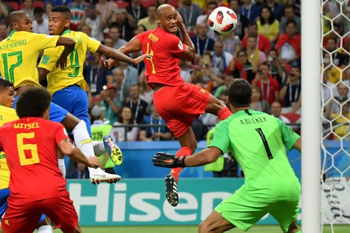 Gelandang Brasil, Fernandinho, mencetak gol bunuh diri dalam pertandingan babak perempat final Piala Dunia 2018 melawan Belgia, 6 Juli 2018 di Kazan Arena.