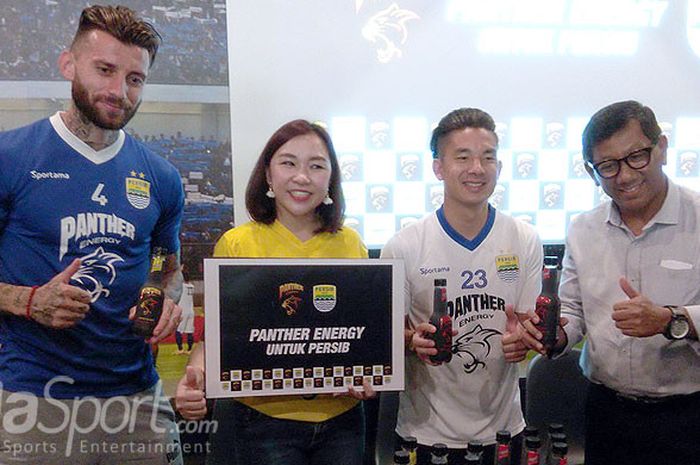 Dua pemain Persib Bandung, Bojan Malisic (kiri) dan Kim Jeffrey Kurniawan, mengapit Senior Public Relations Panther Energy, Yuna Eka Kristina, bersama Komisaris PT PERSIB Bandung Bermartabat, Kuswara S Taiyono, dalam jumpa pers launching kerjasama PERSIB dan Panther Energy di Graha PERSIB, Jalan Sulanjana, Bandung, Selasa 20 Maret 2018.