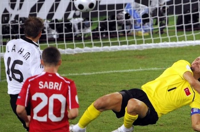 Bek timnas Jerman, Philipp Lahm, mencetak gol melewati kiper Turki, Rustu Recber, di laga semifinal 