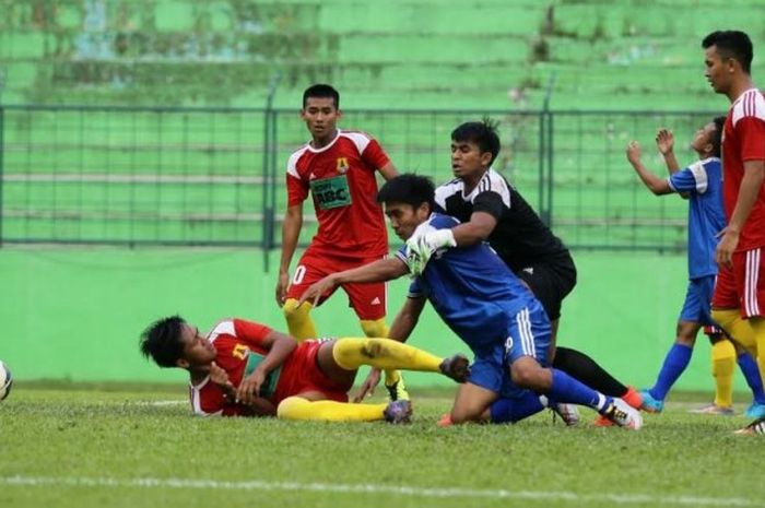 Duel pemain Arema Indonesia (biru) dengan pilar Persema 1953 pada laga perdana mereka untuk Grup E Liga 3 Jawa Timur di Stadion Gajayana, Kota Malang, Rabu (10/5/2017) sore. 