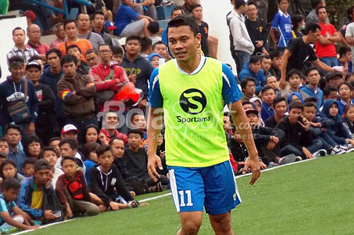 Gelandang Persib Bandung, Dedi Kusnandar, saat mengikuti latihan tim.
