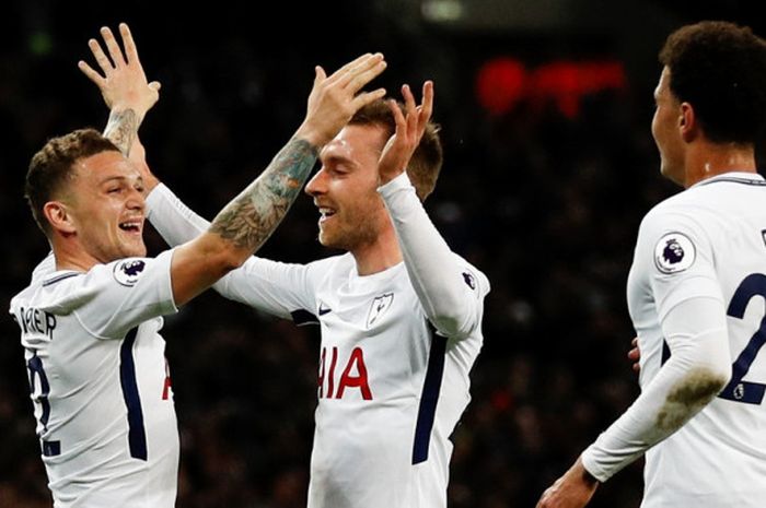 Pemain Tottenham Hotspur, Kieran Trippier (kiri), Christian Eriksen, dan Dele Alli merayakan gol bunuh diri yang dicetak bek Manchester United, Phil Jones, dalam laga Liga Inggris di Stadion Wembley, London, Inggris pada 31 Januari 2018.