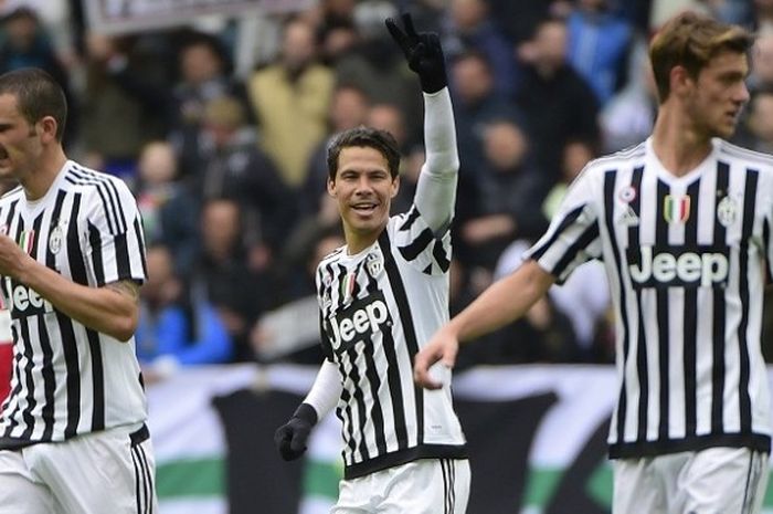Gelandang Juventus, Hernanes (tengah), merayakan golnya ke gawang Carpi, pada lanjutan Serie A kontra Carpi, di Stadion Juventus, Minggu (1/5/2016). 