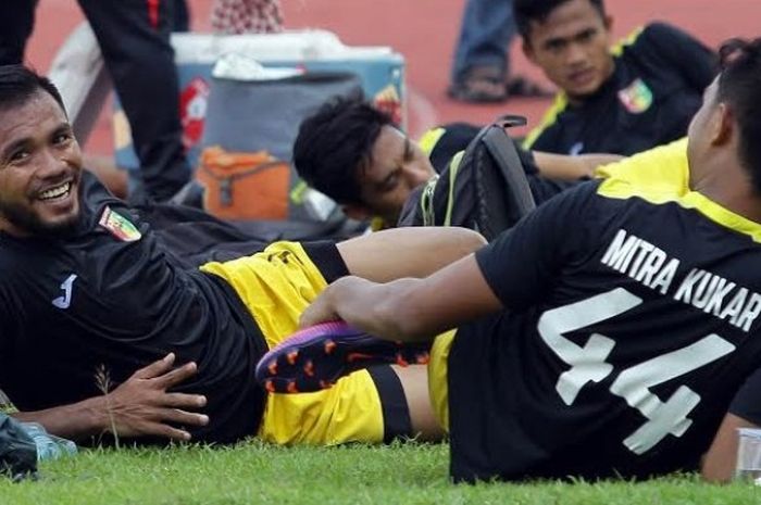 Winger Mitra Kukar, Zulham Zamrun (kanan) dalam sebuah sesi latihan timnya. 