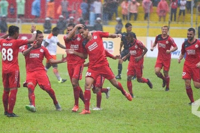 Selebrasi bek Semen Padang, Cassio Fransisco, seusai mencetak gol ke gawang Perseru Serui di Stadion H Agus Salim, Rabu (12/10/2016).