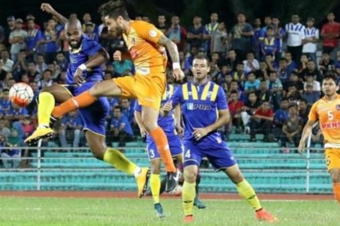  Jose Tadeu (kiri) saat membela Penang FA ketika beruji coba dengan PKNS pada Januari 2016. 