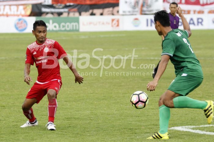 Pemain Persija Ramdani Lestaluhu vs PSMS Roni Fatahilah pada semifinal leg kedua di Stadion Manahan, Solo, Senin (11/2/2018)
