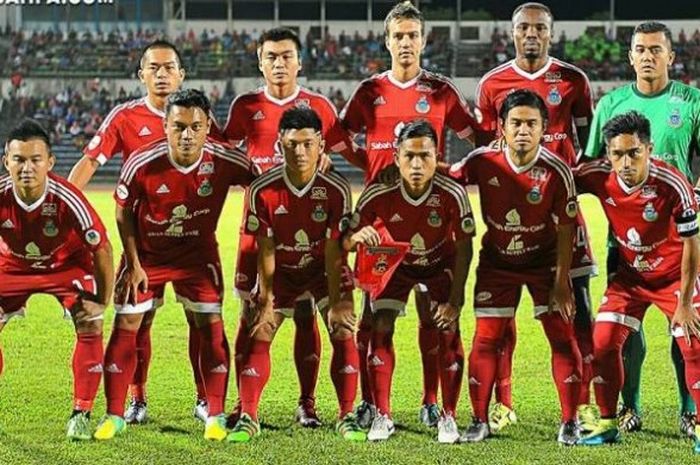 Dedi Kusnandar (depan, dua dari kiri) saat pose dengan skuat Sabah FA sebelum melakoni pertandingan Liga Premier Malaysia (LPM) 2016.