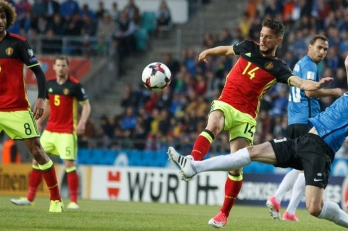 Aksi penyerang Belgia, Dries Mertens (kedua dari kanan), saat melepaskan tembakan ke gawang Estonia dalam partai Kualifikasi Piala Dunia 2018 zona Eropa di Le Coq Arena, Tallinn, 9 Juni 2017.