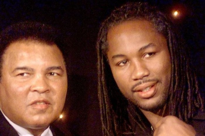 Muhammad Ali dan Lennox Lewis berfoto bersama di London, 15 Januari 2001.