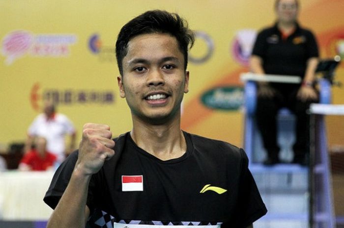 Pebulu tangkis tunggal putra Indonesia, Anthony Sinisuka Ginting, melakukan selebrasi setelah memastikan Indonesia ke semifinal Kejuaraan Beregu Asia 2018 seusai mengalahkan Kazumasa Sakai (Jepang) 21-23, 21-14, 21-17 di Stadium Sultan Abdul Halim, Alor Setar, Kedah, Malaysia, Jumat (9/2/2018).