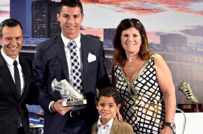 Megabintang Real Madrid, Cristiano Ronaldo, berpose dengan sang agen, Jorge Mendes (kiri), ibu (kanan), dan putranya, Cristiano Junior, dalam seremoni pemberian gelar top scorer sepanjang masa Real Madrid di Santiago Bernabeu, 2 Oktober 2015.